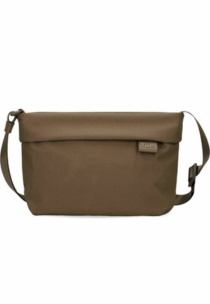 Bolso bandolera rectangular marrón con correa ajustable y tapa abatible, con una pequeña etiqueta de tela con el logo en el frente.
