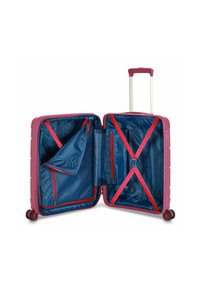 Valigia rigida rosa con due scomparti, rivestimento blu navy, cinghie rosse, tasche in rete e manico estraibile. Quattro ruote per la mobilità.