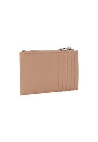 Tarjetero sintético beige con un bolsillo con cremallera y cinco ranuras verticales para tarjetas. Superficie texturizada con sutiles detalles de costura. Logo de O bag en relieve.