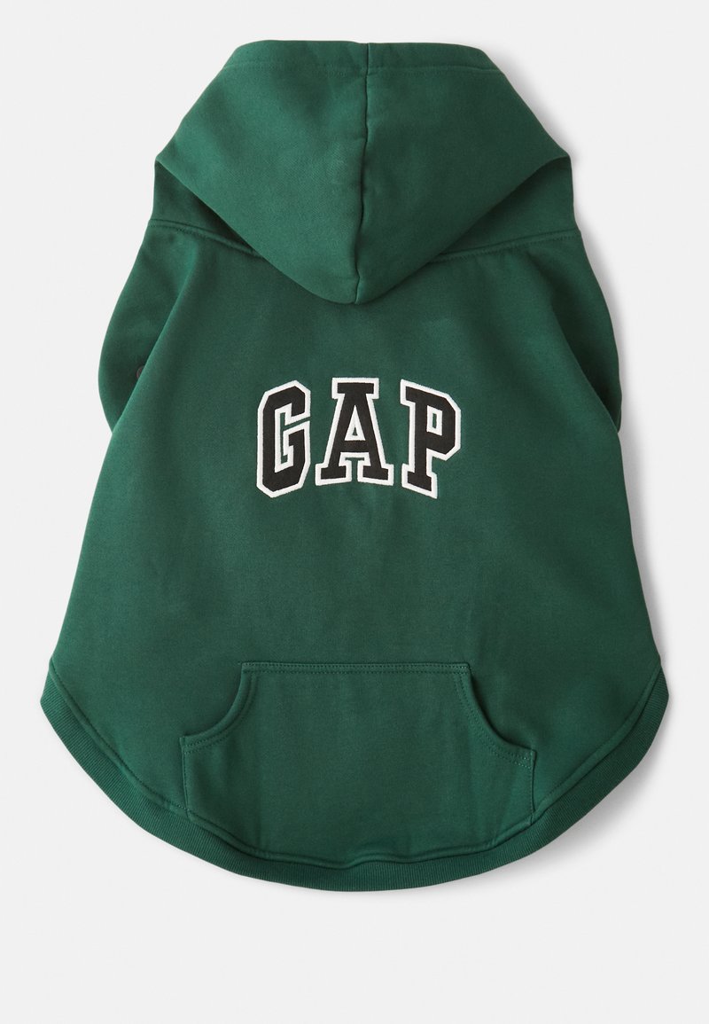 Sudadera verde con capucha que presenta un gran logotipo "GAP" en blanco y negro, bolsillo tipo canguro, y tejido suave con puños acanalados.