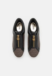 Μαύρα δερμάτινα sneakers slip-on με καφέ υφασμάτινο άνω μέρος με σχέδιο, χρυσά φερμουάρ και λογότυπο στον αρθρωτό φορτωτή.