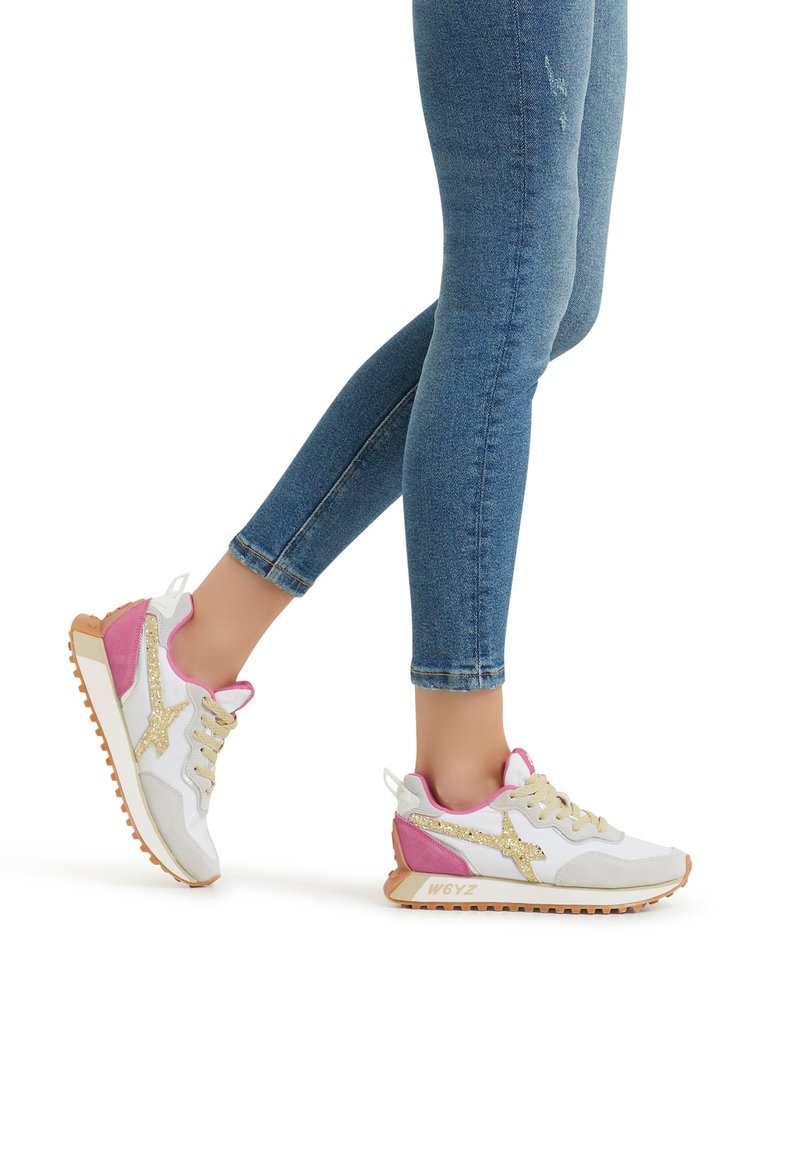 Sneaker bianchi e rosa con dettagli dorati, rete testurizzata e materiali sintetici lisci, con una suola imbottita e cuciture decorative.