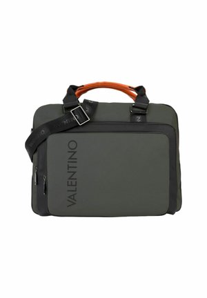 Porte-documents Valentino vert foncé avec poche avant noire, bandoulière noire ajustable et poignées supérieures orange.