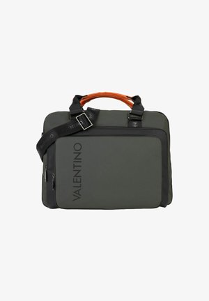 Porte-documents Valentino vert foncé avec poche avant noire, bandoulière noire ajustable et poignées supérieures orange.