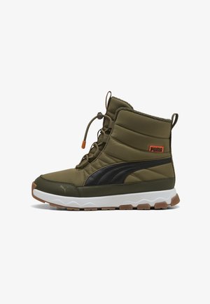PUMA ankelsko med olivengrønt quiltet overdel, sort side-stribe, hvid mellemsål og brun gummisål; har justerbart snøresystem.