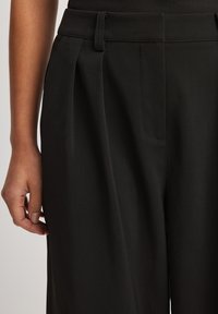 NA-KD MIT WEITEM BEIN UND HOHEM BUND - Trousers - black