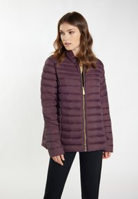 Jachetă padded violet, cu fermoar complet, accesorii aurii pentru fermoar, guler înalt și model de cusătură orizontală. Purtați-o peste pantaloni negri.