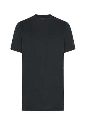 T-shirt nera a maniche corte realizzata in morbido cotone, con scollo rotondo classico e un piccolo logo rosso sul manica sinistra.