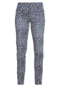 Úzké kalhoty v šedém leopardím vzoru se černými a modrými skvrnami, pěti kapsami a zipovým zapínáním. Vyrobené z materiálu připomínajícího denim.