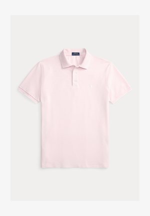 Hele-roosa polo särk, millel on tekstureeritud triibuline muster, klassikaline krae, kolme nööbiga klapp ja väike logo rinnal.