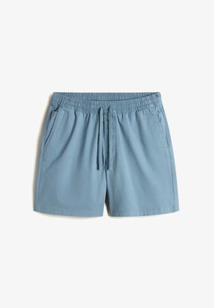 Helle blaue Baumwollshorts mit einem elastischen Bund, Kordelzugverschluss und zwei Seitentaschen. Glatte Textur, knielange Design.