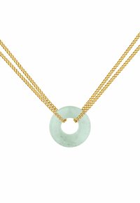 Collar de doble cadena en tono dorado que presenta un colgante circular de jade verde menta liso con una abertura interior.