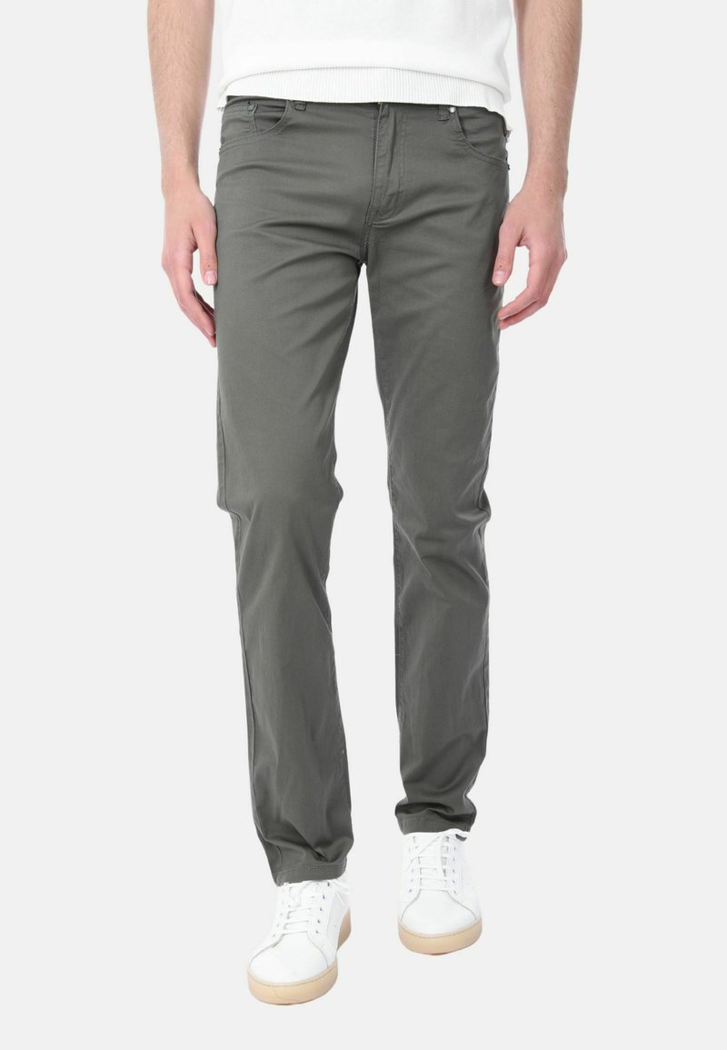 Pantaloni grigi casual con un design a gamba dritta, realizzati in tessuto di cotone, con cinque tasche e dettagli cuciti, abbinati a sneaker bianche.