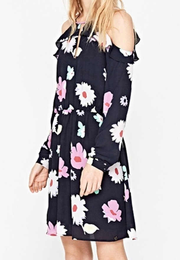 Robe noire à fleurs avec manches longues, présentant un design à épaule dénudée. Des fleurs roses et blanches accentuent le tissu, qui a une texture douce.