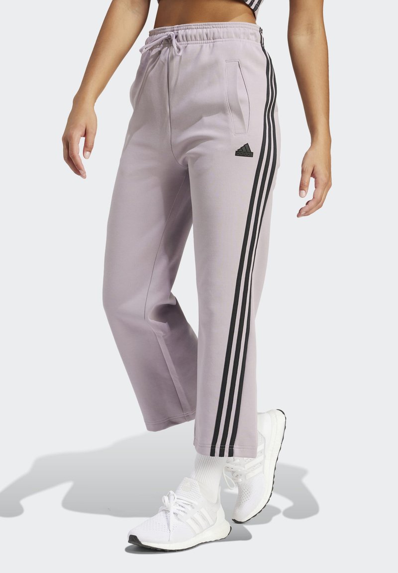 Helle lavendelfarbene Sweatpants aus weichem Stoff, mit schwarzen vertikalen Streifen an den Seiten und einem elastischen Taillenbund mit Kordelzug.