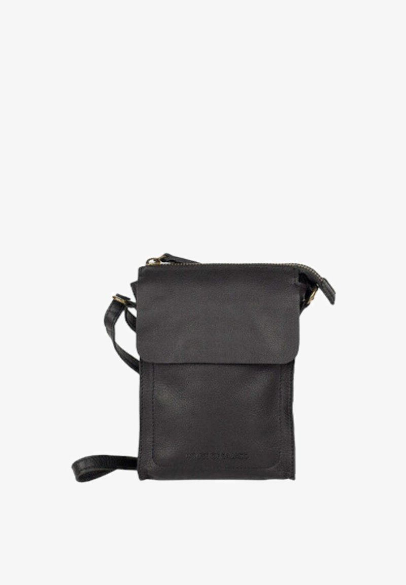 Musta nahkainen olkalaukku, jossa on kannellinen suljenta, vetoketjullinen yläosa ja säädettävä hihna. Suloinen pinta, jossa on minimaalista metalliosaa ja siistejä linjoja.