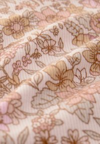 Blommönstrad tyg med ljusrosa bakgrund och detaljerade bruna konturer. Designen innehåller olika blommor och blad i mjuka toner.