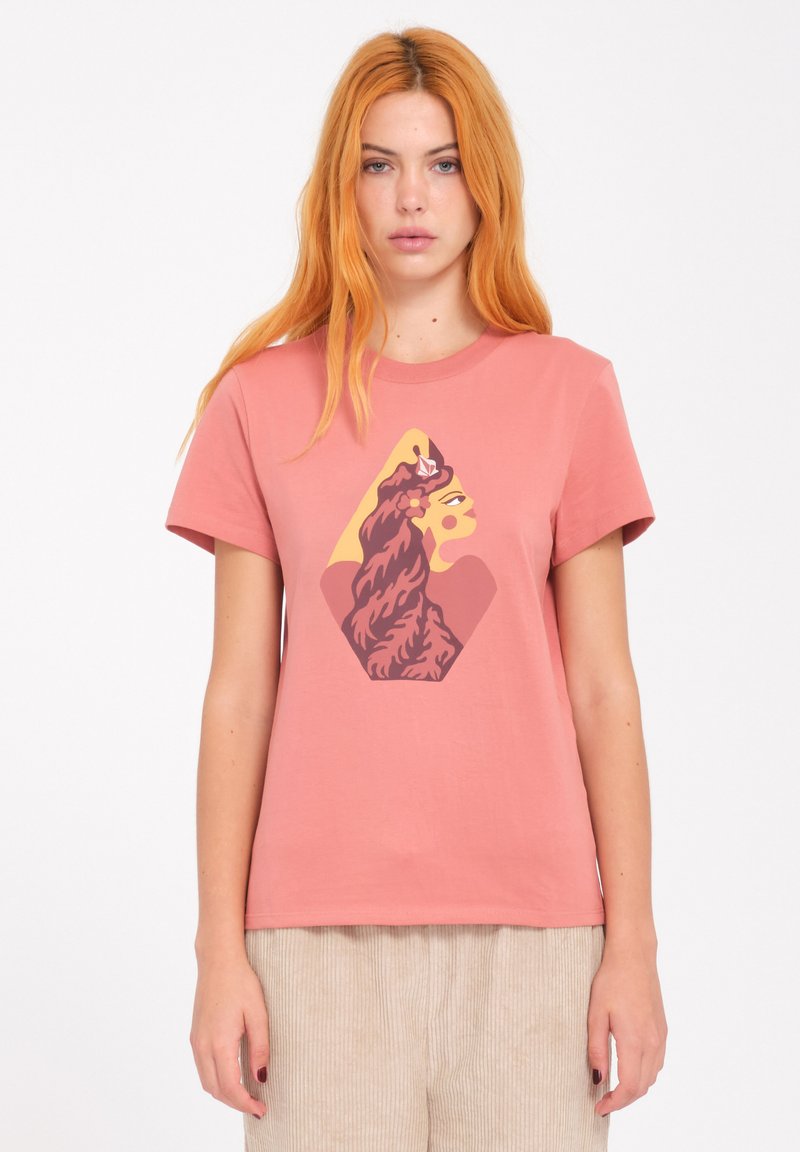 Roze katoenen t-shirt met een ontwerp met korte mouwen, featuring een grafische afbeelding van het profiel van een leeuwin binnen een diamanten vorm.