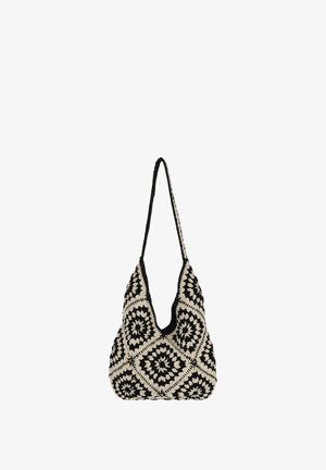 Czarna i kremowa torba na szydełku z charakterystycznym wzorem kwadratu babuni, o głębokim kształcie V i jednym pasku.