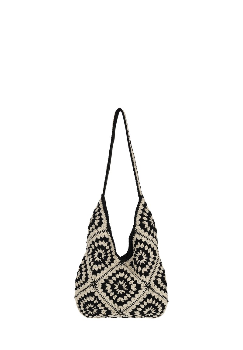Geantă croșetată alb-negru, cu un model distinctiv de pătrat granny, având o formă adâncă în V și o curea simplă.