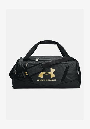 Sort og grå duffel taske med guld Under Armour-logo, der har et tekstureret stof, flere lynlåslommer og justerbar rem.