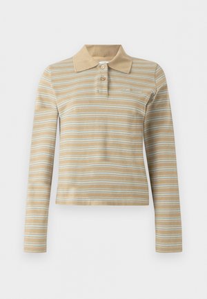 Polo beige à manches longues avec des rayures blanches horizontales et deux boutons sur le col.