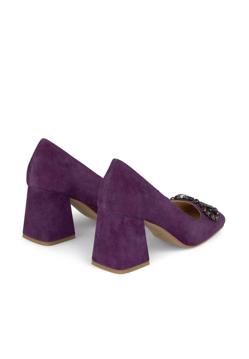 Paars suède blockhak schoenen met een ronde neus en decoratieve edelsteenaccenten op de bovenkant. Geverfd oppervlak met een gladde binnenvoering.