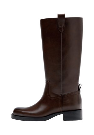 Stivale in pelle marrone scuro fino al ginocchio con tacco basso a blocco, linguetta di tiraggio in alto e sul retro, e punta arrotondata, mostrato di profilo laterale.