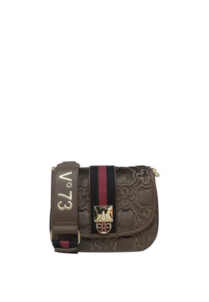 Borsa a spalla marrone con texture e motivo floreale in rilievo, chiusura in metallo dorato e tracolla a strisce multicolori con dettagli del logo.