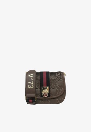 Sac à épaule texturé marron avec motif floral en relief, fermoir en métal doré et une bandoulière rayée multicolore dotée de détails de logo.