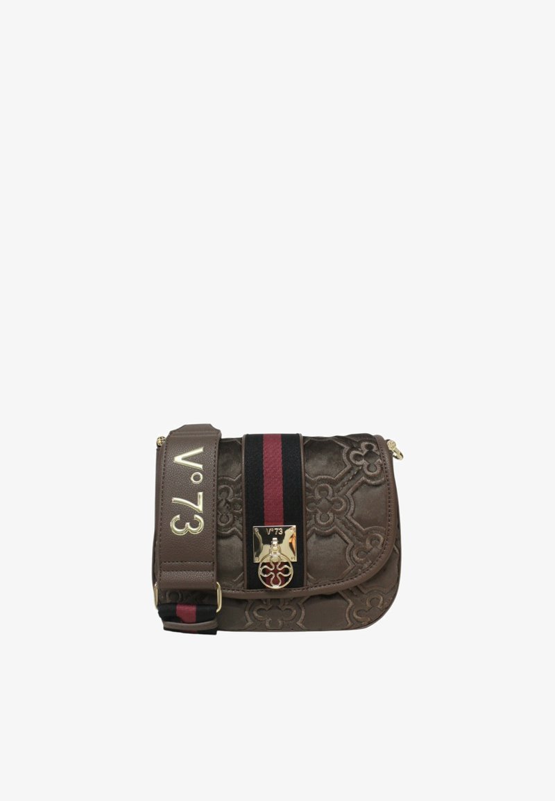 Bolso de hombro texturizado en marrón con un patrón floral grabado, cierre de hardware dorado y una correa de rayas multicolores con detalle de logo.