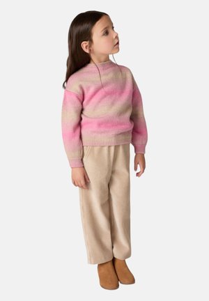 Maglione per bambini in gradiente di rosa pastello, con polsini a coste, abbinato a pantaloni di corduroy beige e stivaletti marroni. Texture complessivamente liscia.