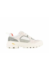 Baskets grises et blanches avec une tige texturée, un accent orange vif et une semelle blanche épaisse avec un motif de crampons robuste.