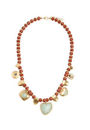 Naszyjnik z naprzemiennie ułożonymi czerwonymi cylindrycznymi koralikami i złotymi akcentami, z nieregularnymi zielonymi kamieniami osadzonymi w złocie przy przedzie.