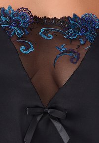 Czarna nocna sukienka z przezroczystym, haftowanym koronkowym dekoltem w kolorze niebieskim i czarnym z motywami kwiatowymi oraz małym detalem w postaci kokardki na środku.