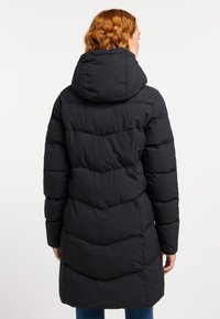 Abrigo de puffer negro con capucha, presenta un diseño acolchado y rayas horizontales. De longitud media con una textura suave y lisa.