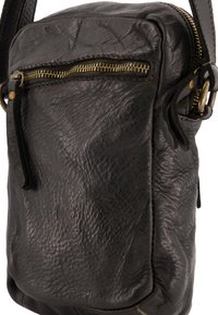 Černá kožená crossbody taška s texturovaným povrchem, zlatým zipem a boční kapsou. Obsahuje odnímatelný popruh a zaoblené hrany.