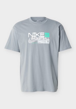 Hellgraues Nike Basketball-T-Shirt mit weißer und türkisfarbener Schrift sowie Grafik, einschließlich eines Swoosh-Logos und dem Slogan "Just Do It".