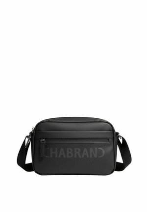 Bolso bandolera rectangular negro con correa ajustable, bolsillo frontal con cremallera y nombre de la marca en relieve sutil sobre una superficie lisa.