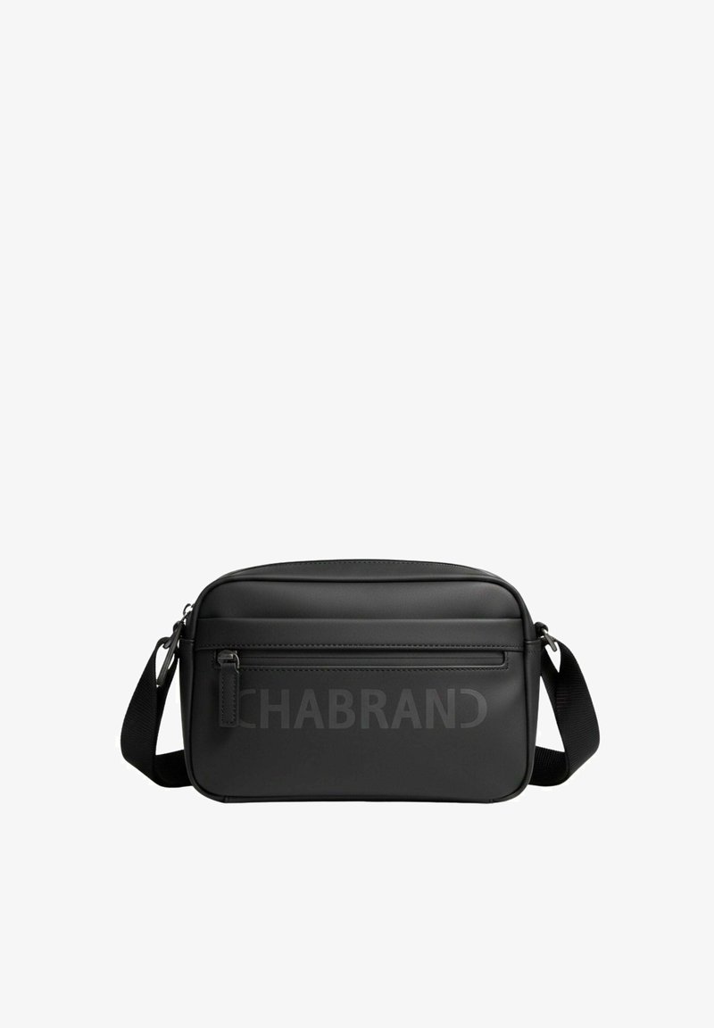 Bolso bandolera rectangular negro con correa ajustable, bolsillo frontal con cremallera y nombre de la marca en relieve sutil sobre una superficie lisa.
