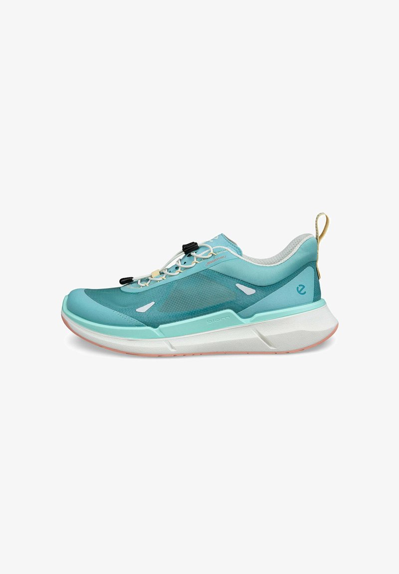 Akwamaryna sportowe buty z siateczkową cholewką, elastycznymi sznurowadłami i wyściełanym kołnierzem. Posiadają białą podeszwę środkową i teksturowaną podeszwę zewnętrzną dla lepszej przyczepności.