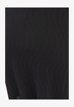 Schwarzer, strukturiertes Gewebe mit einem wellenförmigen Muster, das ein leichtes, dehnbares Material zeigt. Nahaufnahme mit Fokus auf die Oberflächendetails und den Glanz.