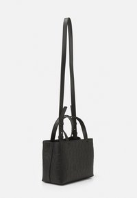 Borsa a tracolla in pelle nera con motivo a logo impresso, forma rettangolare, manici superiori e una lunga tracolla regolabile.