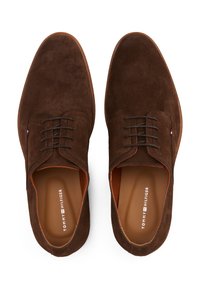 Chaussures oxford en daim marron avec une texture lisse, design à lacets à six œillets et semelle intérieure avec logo de Tommy Hilfiger.