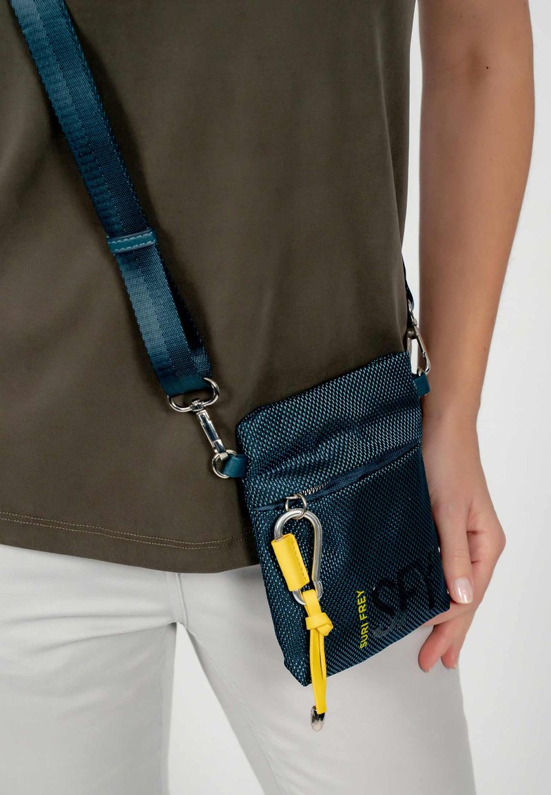 Damen Lautsprecher & Audio | SURI FREY Marry Handytasche smokeblue/blau - WD75014 Damen Lautsprecher & Audio | SURI FREY Marry Handytasche smokeblue/blau - WD75014