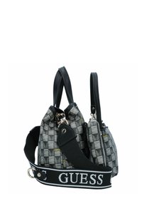 Sac à main noir et gris à motif, avec doubles poignées, bandoulière amovible et finitions en métal argenté. Présente une sangle avec la marque "GUESS".
