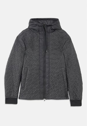 Quiltet svart boblejakke med hette, med glidelås, sidelommer, og teksturert mønster på stoffet. Mykt, lett materiale.