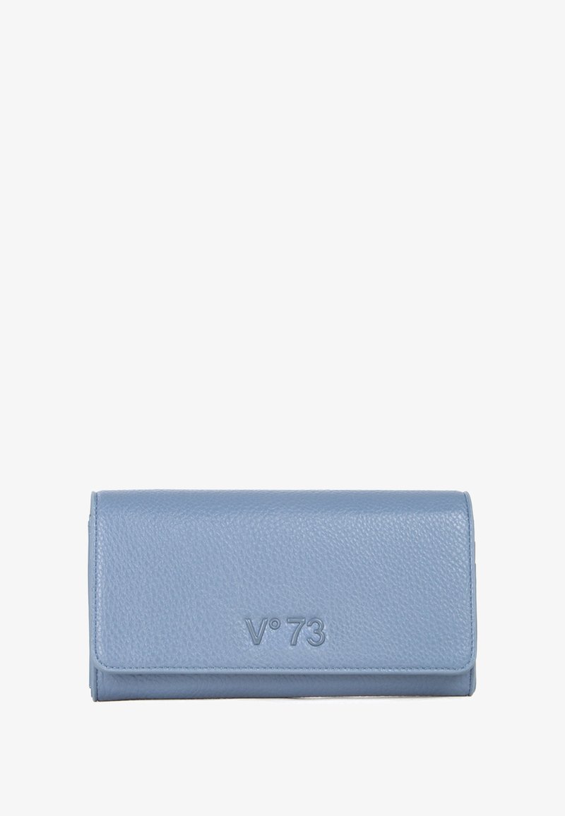 Portafogli in pelle azzurro chiaro con finitura testurizzata, design pieghevole e logo in rilievo. Presenta una chiusura a patta e una forma rettangolare compatta.