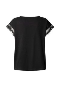 Czarny top z krótkim rękawem, szerokim dekoltem i koronkowymi wykończeniami z frędzlami na krawędziach rękawów, prezentowany na białym tle.