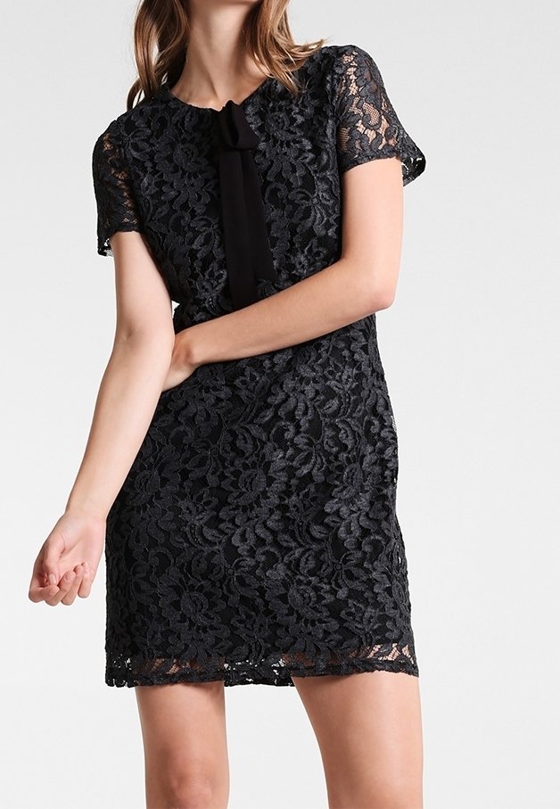 Schwarzes Spitzenkleid mit kurzen Ärmeln, floralem Muster, Rundhalsausschnitt und schwarzem Bandakzent am Kragen. Kurze, figurbetonte Silhouette.